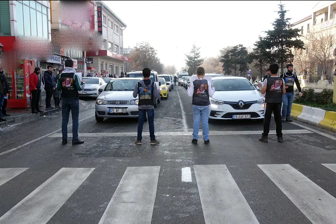 Gençler trafik ışıklarında Filistin için ellerindeki dövizlerle eylem yaptı