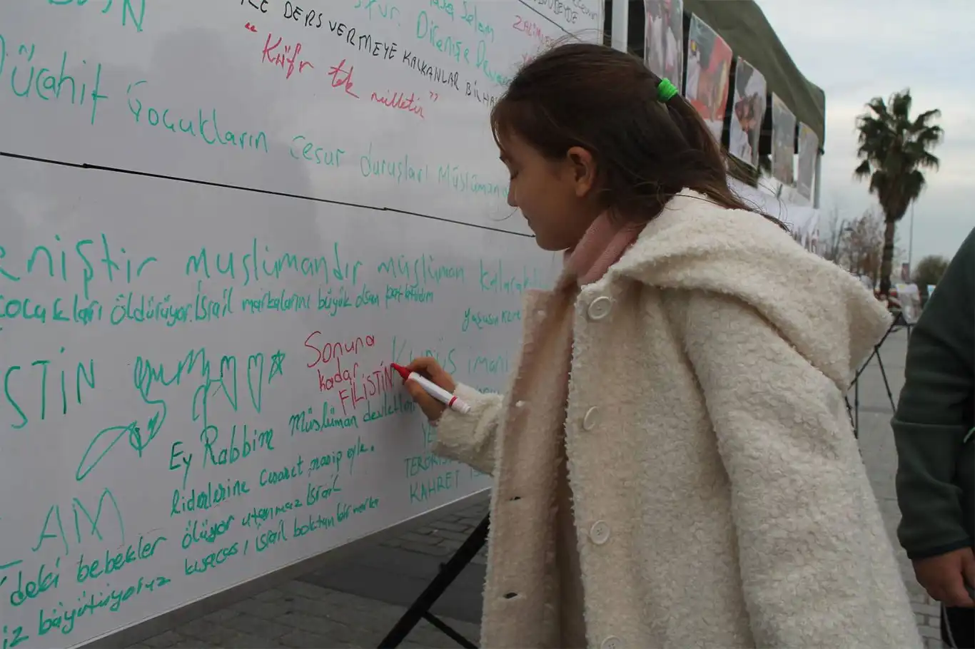 Vatandaşlar duygularını "Filistin Duvarı"na yazdı