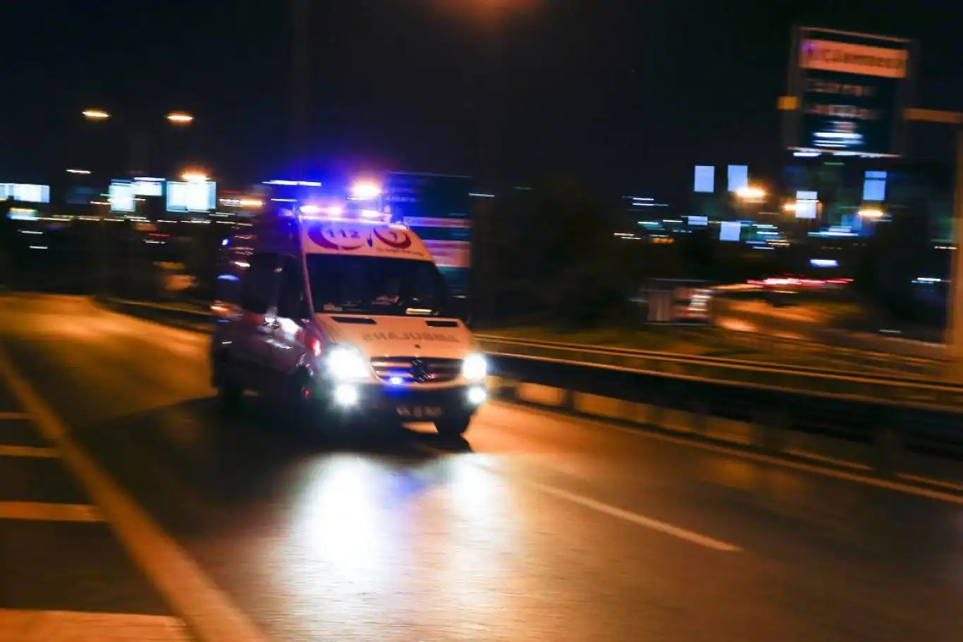 Antalya'da trafik kazası: 2 ölü, 13 yaralı Antalya'da trafik kazası: 2 ölü, 13 yaralı