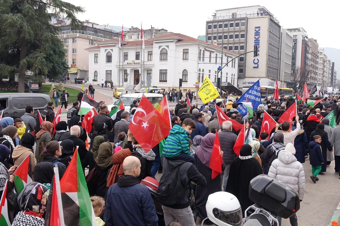 Bursa'da binlerce kişi "Siyonist Vahşete Karşı Direnişe Destek" için yürüdü