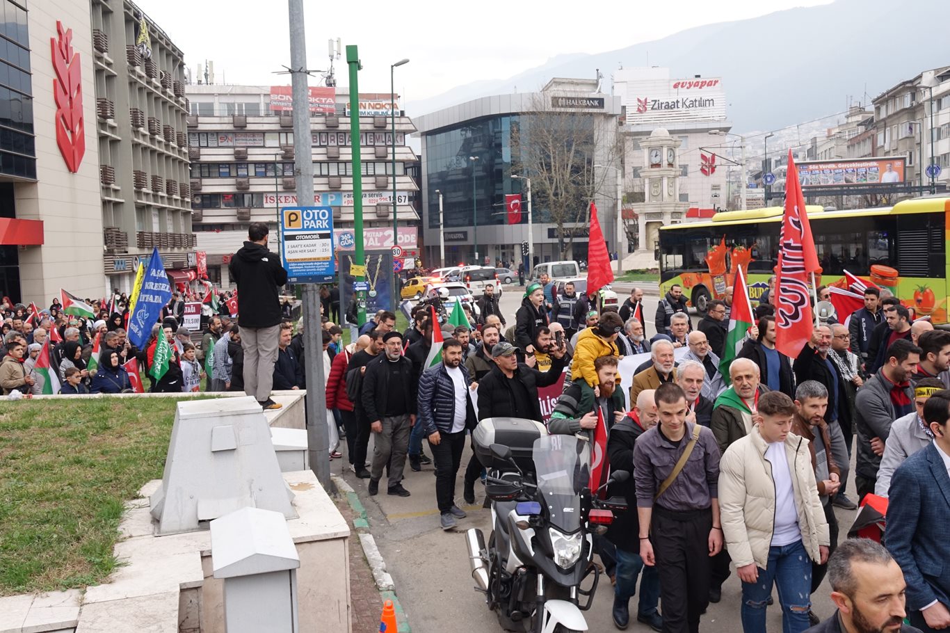 Bursa'da binlerce kişi "Siyonist Vahşete Karşı Direnişe Destek" için yürüdü