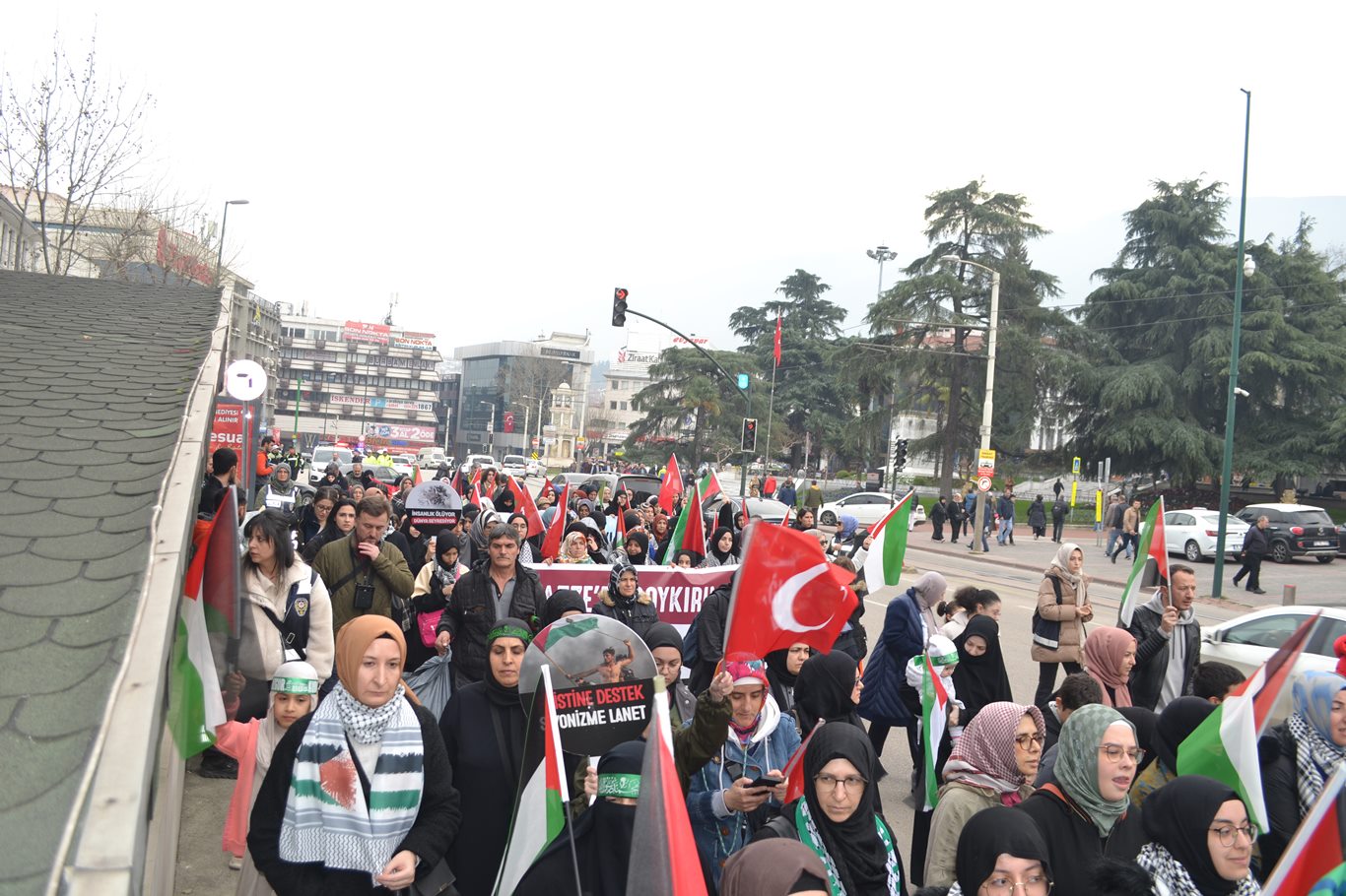 Bursa'da binlerce kişi "Siyonist Vahşete Karşı Direnişe Destek" için yürüdü