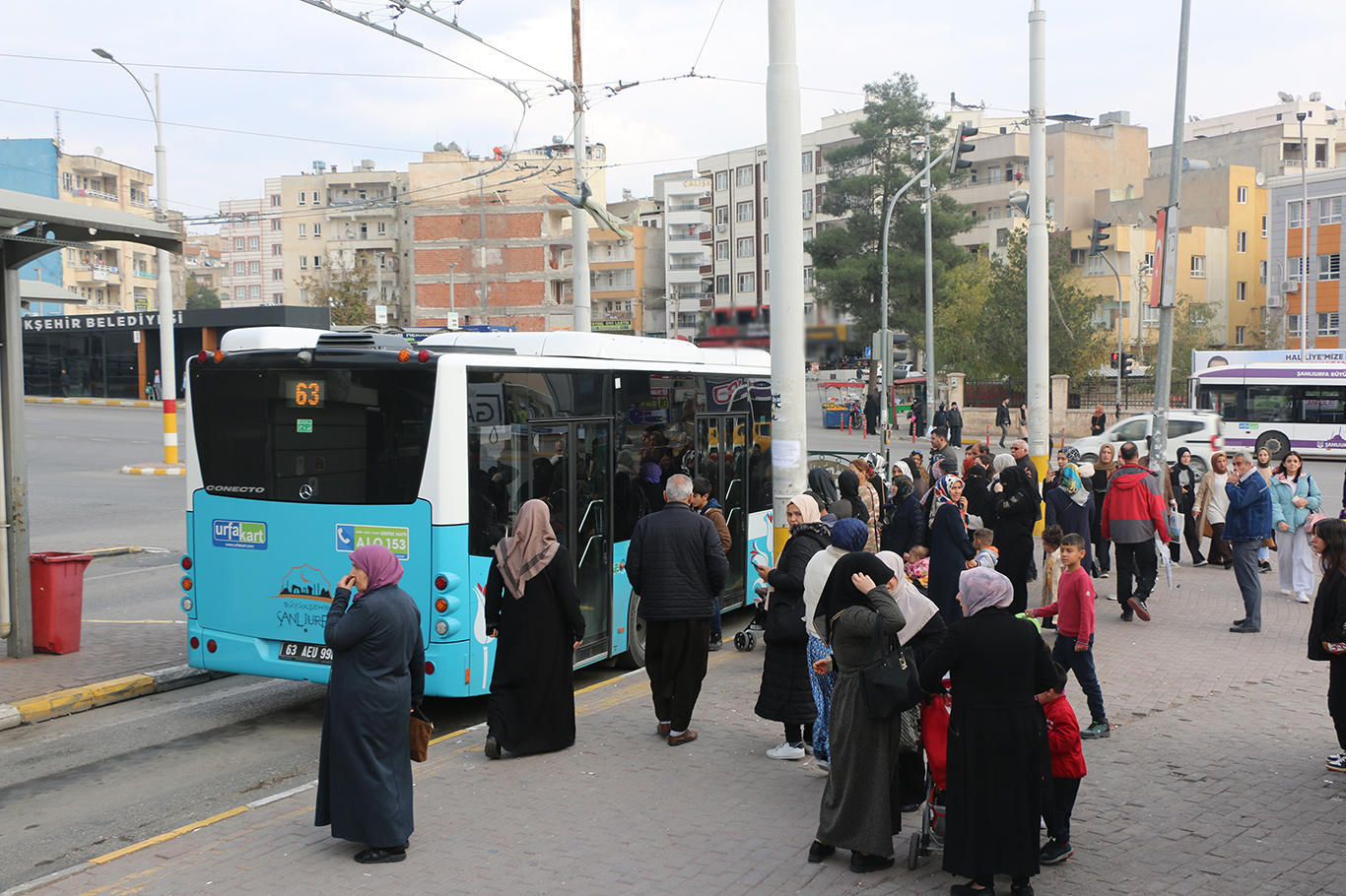 Soğuk havalarda toplu taşıma araçlarının geç gelmesine vatandaşlardan tepki  