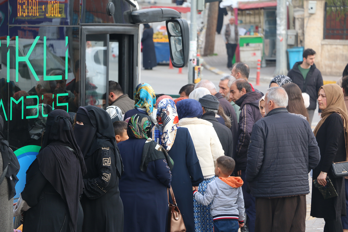 Soğuk havalarda toplu taşıma araçlarının geç gelmesine vatandaşlardan tepki  