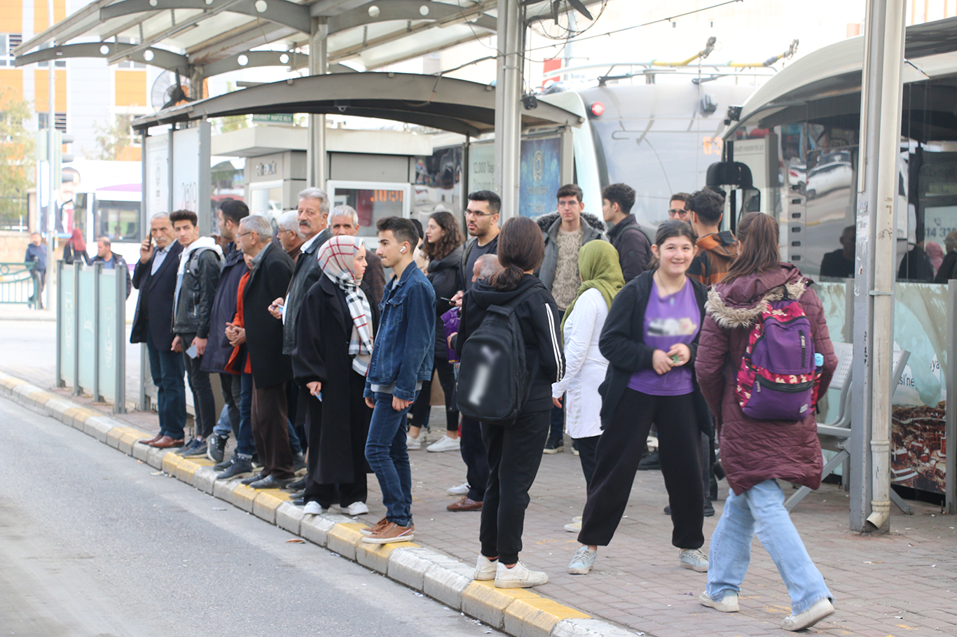 Soğuk havalarda toplu taşıma araçlarının geç gelmesine vatandaşlardan tepki  