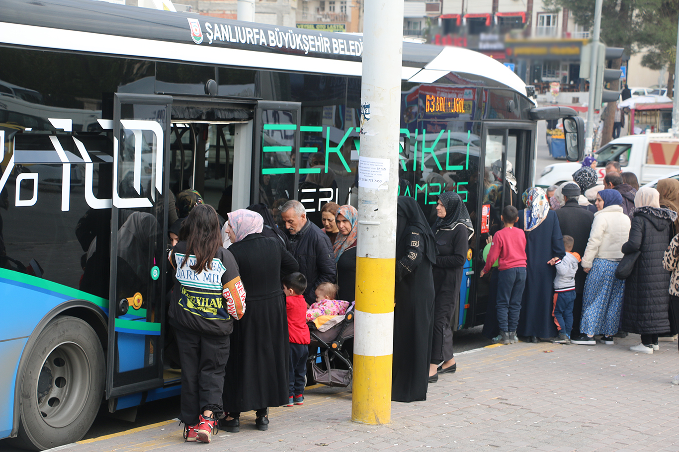 Soğuk havalarda toplu taşıma araçlarının geç gelmesine vatandaşlardan tepki  