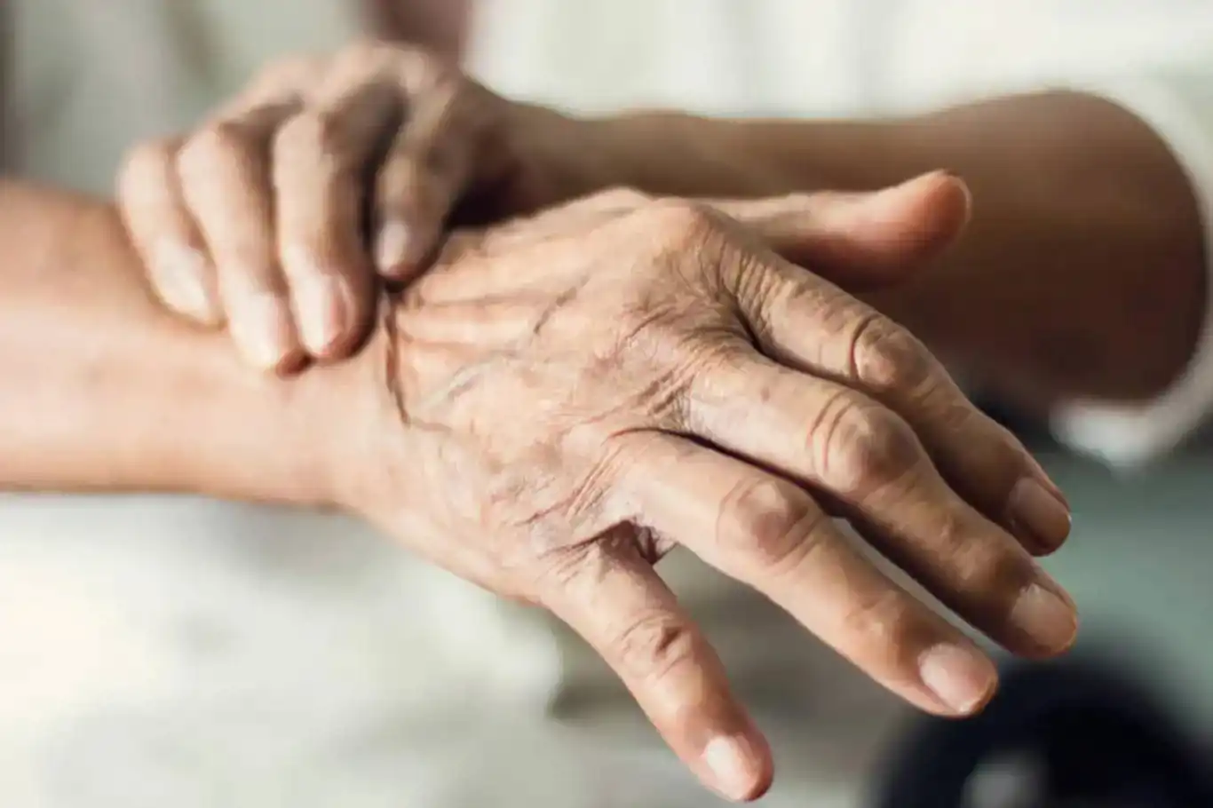 Parkinson hastalığı 20’li yaşlarda da görülebiliyor Parkinson hastalığı 20’li yaşlarda da görülebiliyor