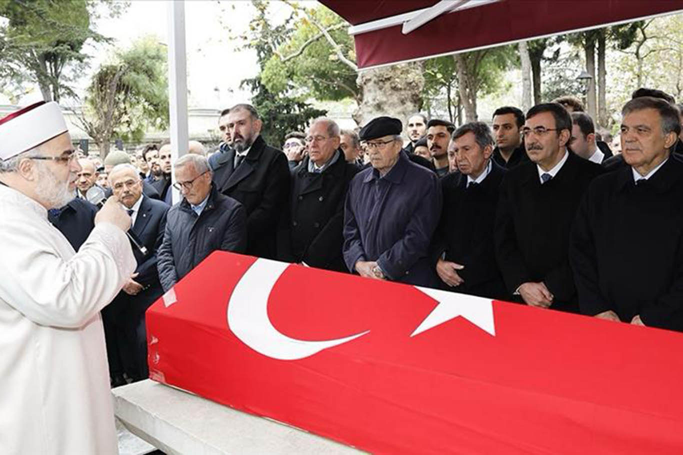 Eski Diyanet İşleri Başkanı Doğan'ın naaşı İstanbul'da defnedildi Eski Diyanet İşleri Başkanı Doğan'ın naaşı İstanbul'da defnedildi