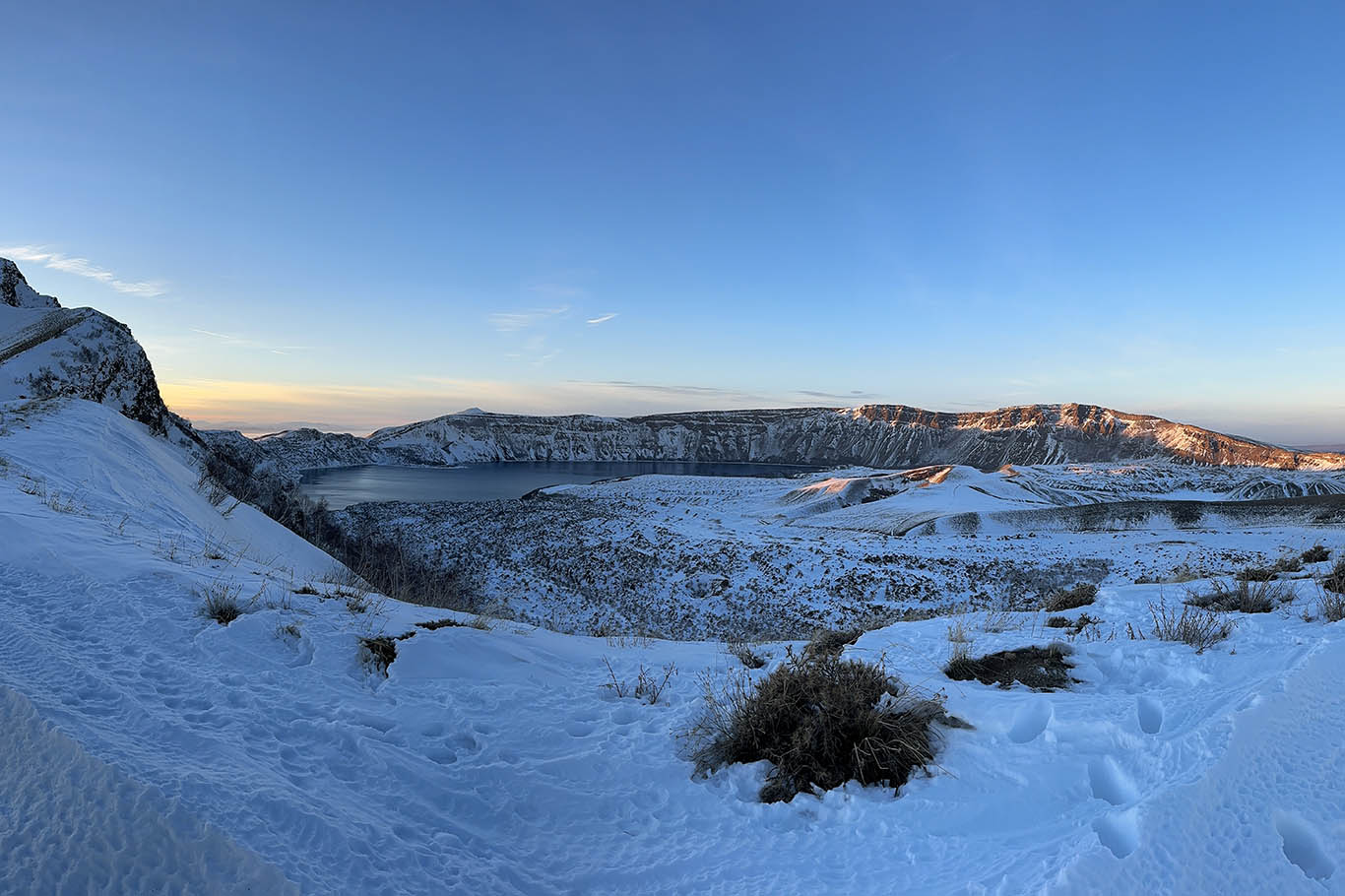 Nemrut Krater Gölü kısmen dondu