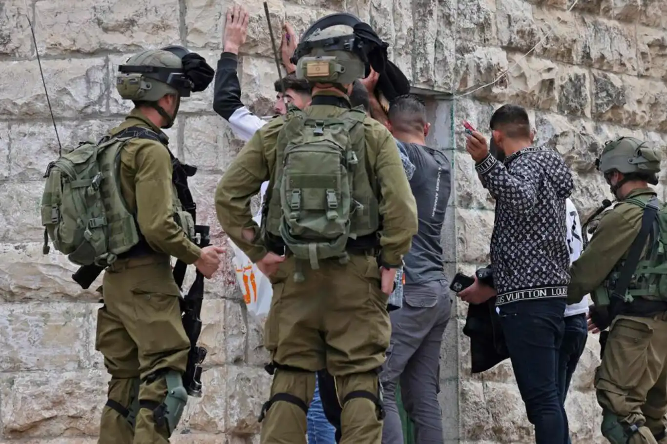 فلسطين المحتلة.. عصابات الاحتلال الصهيوني تعتقل 60 فلسطينياً آخرين فلسطين المحتلة.. عصابات الاحتلال الصهيوني تعتقل 60 فلسطينياً آخرين