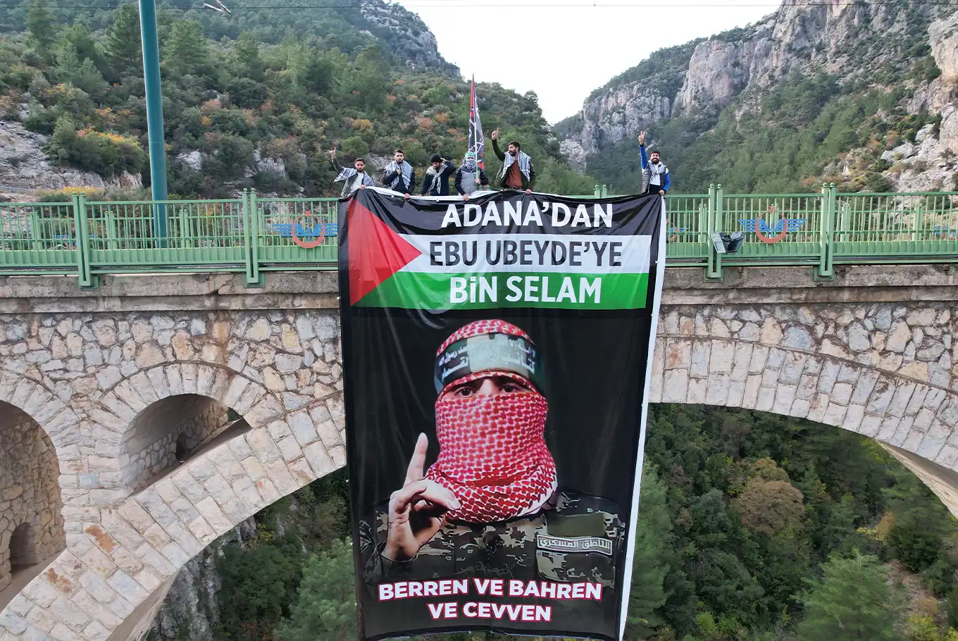 Varda Köprüsünde Ebu Ubeyde posteri açıldı