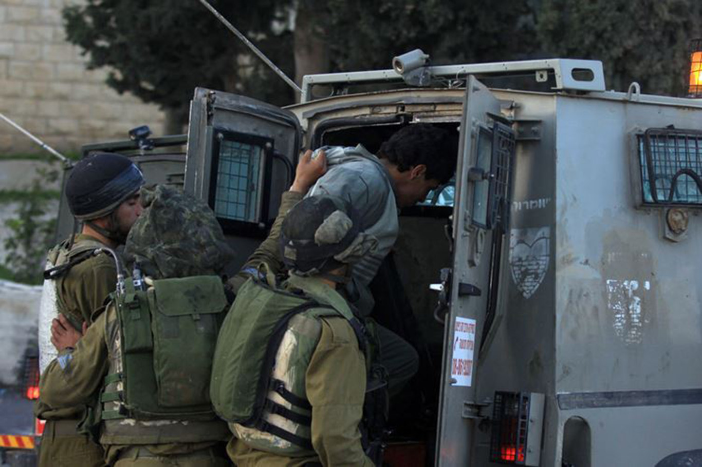 Zionist forces kidnap 5 Palestinians during raids on homes