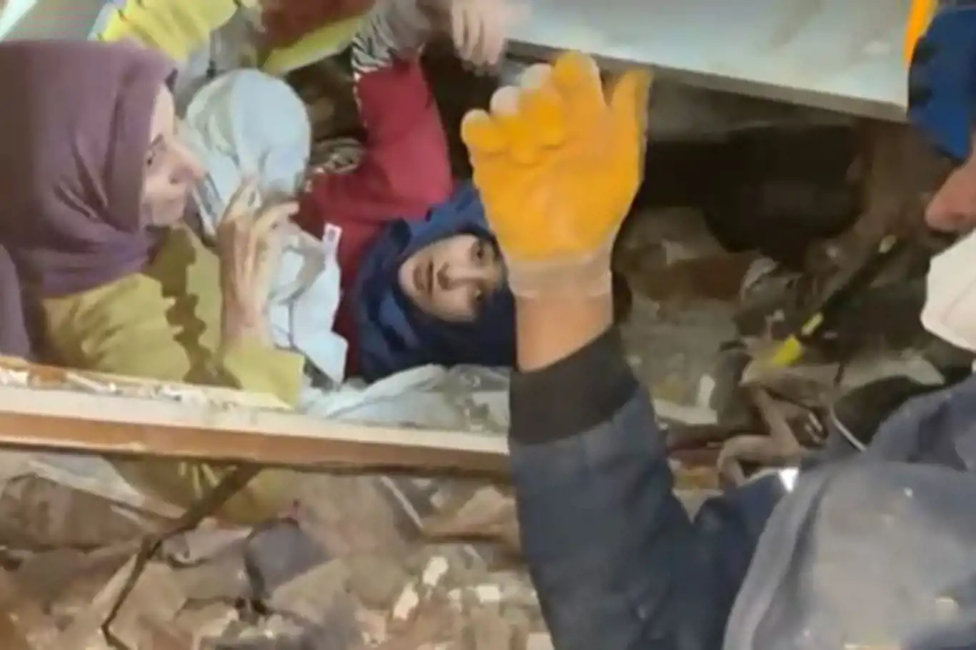 Hatay'ın Antakya ilçesinde depremden 160 saat sonra 2 kişi kurtarıldı