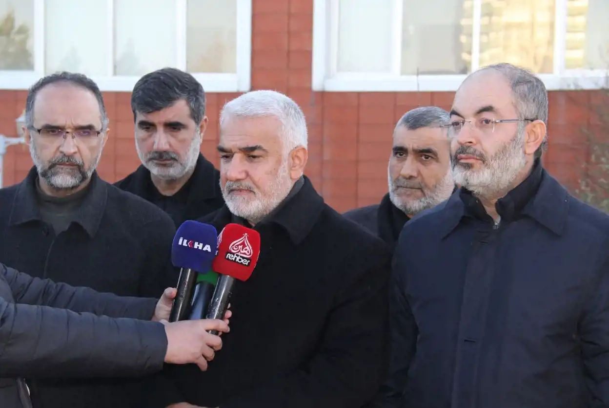 HÜDA PAR Genel Başkanı Yapıcıoğlu, Karaismailoğlu ve Muş ile deprem çalışmalarını görüştü HÜDA PAR Genel Başkanı Yapıcıoğlu, Karaismailoğlu ve Muş ile deprem çalışmalarını görüştü