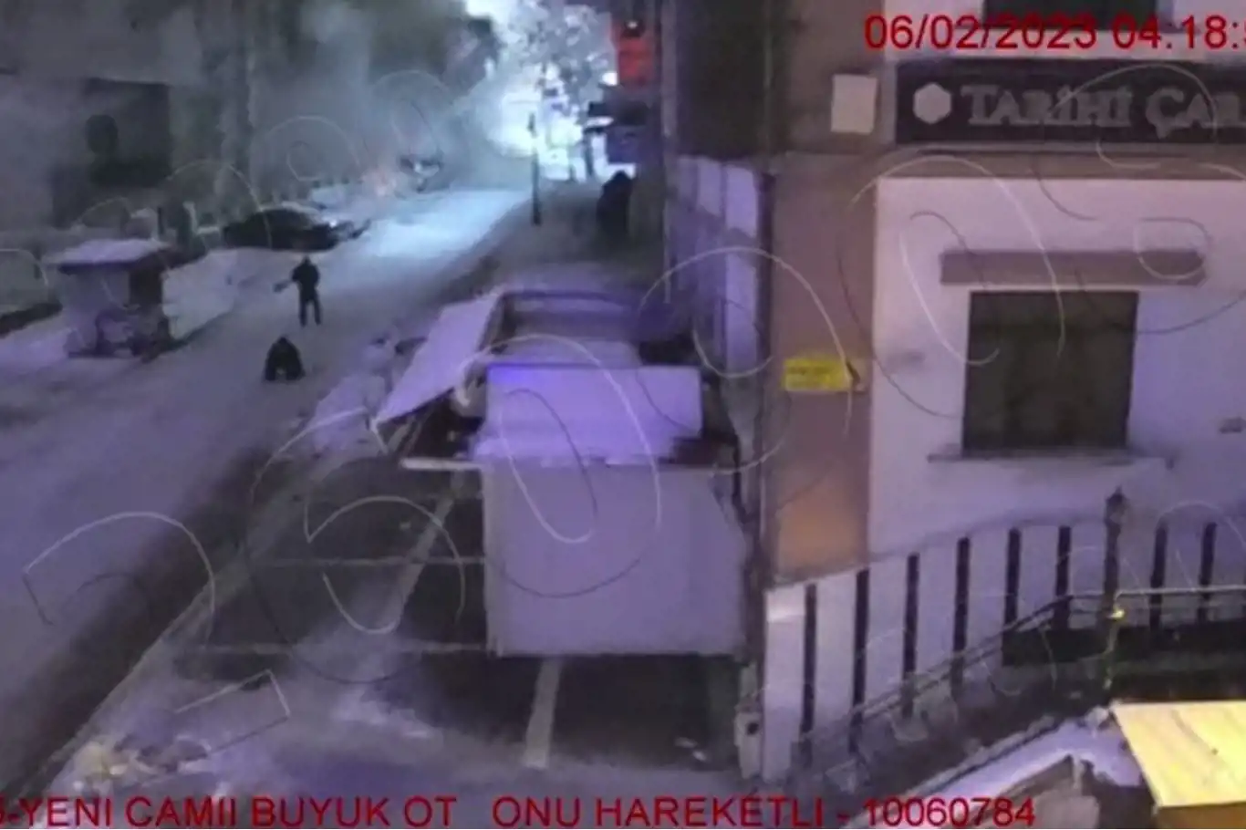 Malatya'da depremde binaların yıkılma anı kameralara yansıdı