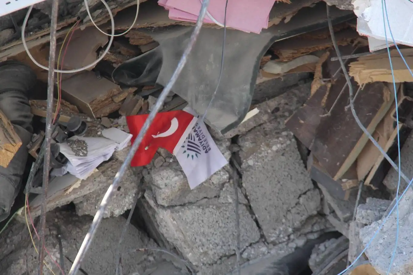 Adıyaman Belediyesinin enkaz kaldırma çalışmaları başladı Adıyaman Belediyesinin enkaz kaldırma çalışmaları başladı