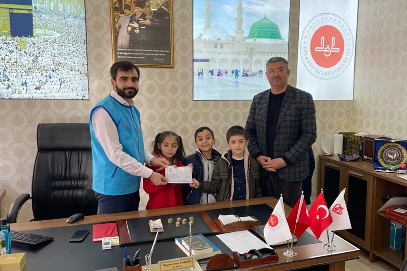 Üçüz kardeşlerden örnek davranış Üçüz kardeşlerden örnek davranış