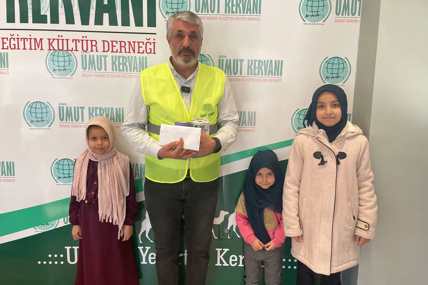 Adana'da koca yürekli miniklerden depremzedelere yardım Adana'da koca yürekli miniklerden depremzedelere yardım