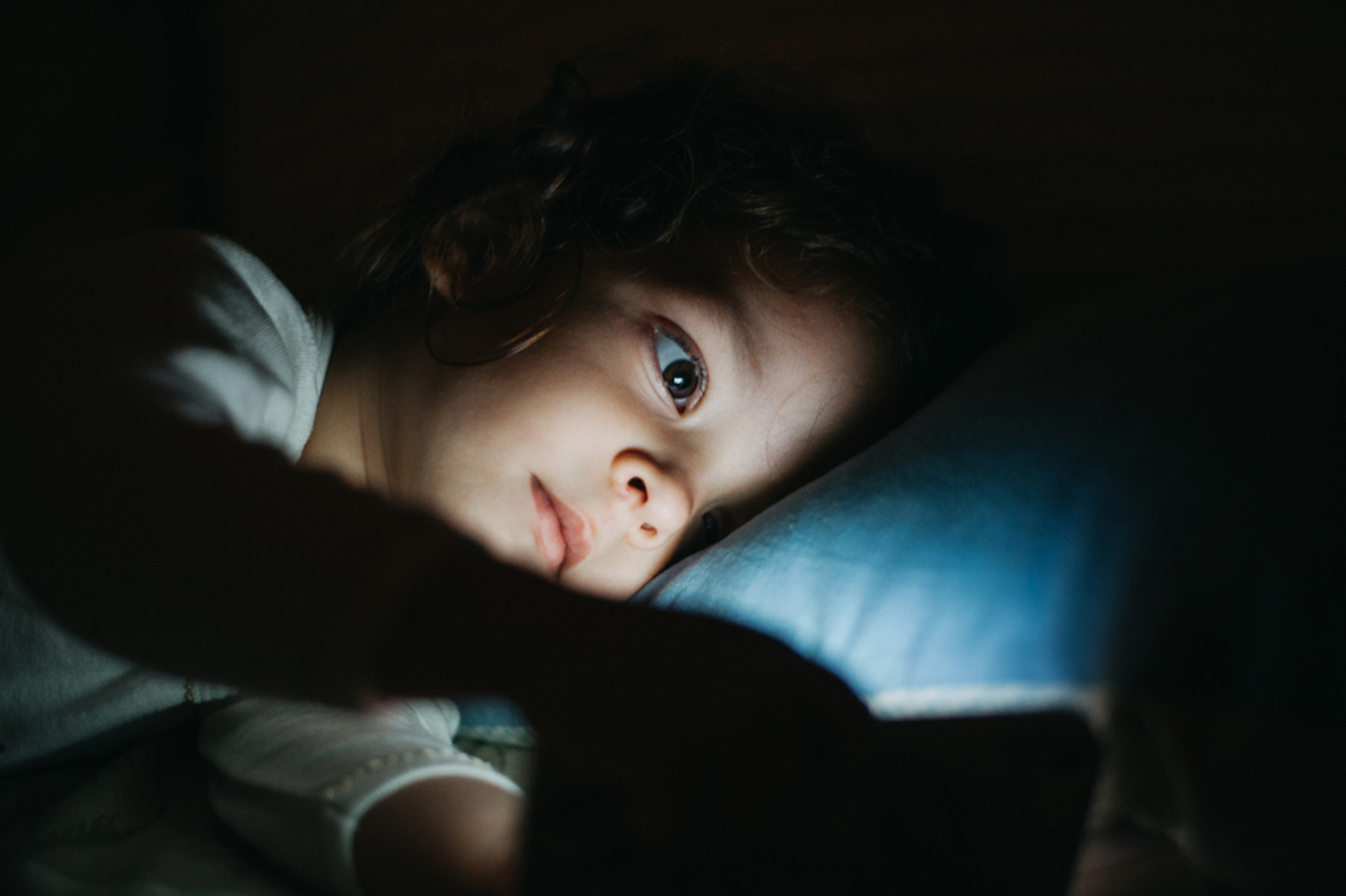 Tablet ve akıllı telefonlar çocukların uyku döngüsünü bozuyor