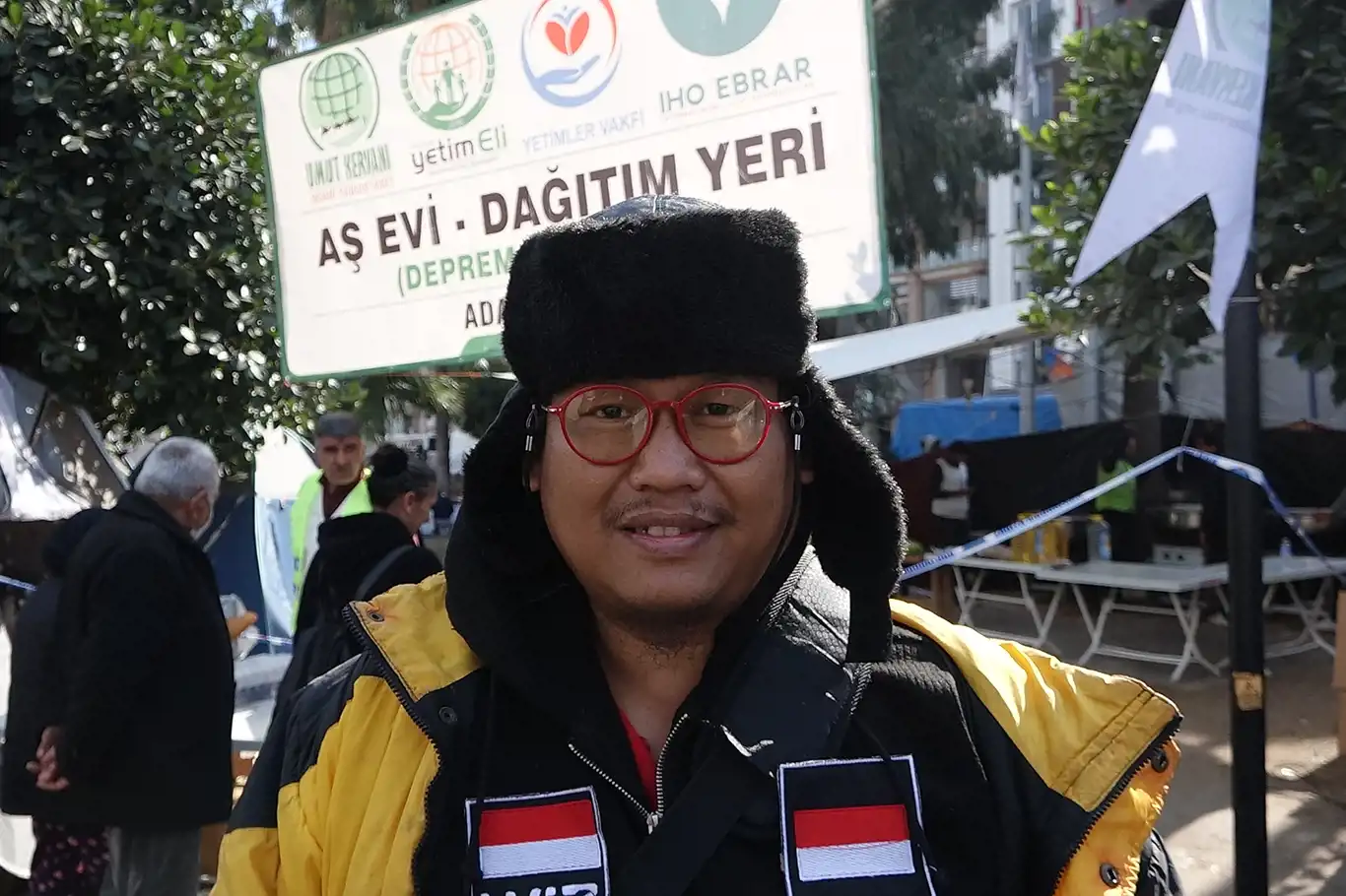 Endonezya'dan deprem bölgesine gelen doktor malzeme taşıyıp yemek pişiriyor Endonezya'dan deprem bölgesine gelen doktor malzeme taşıyıp yemek pişiriyor
