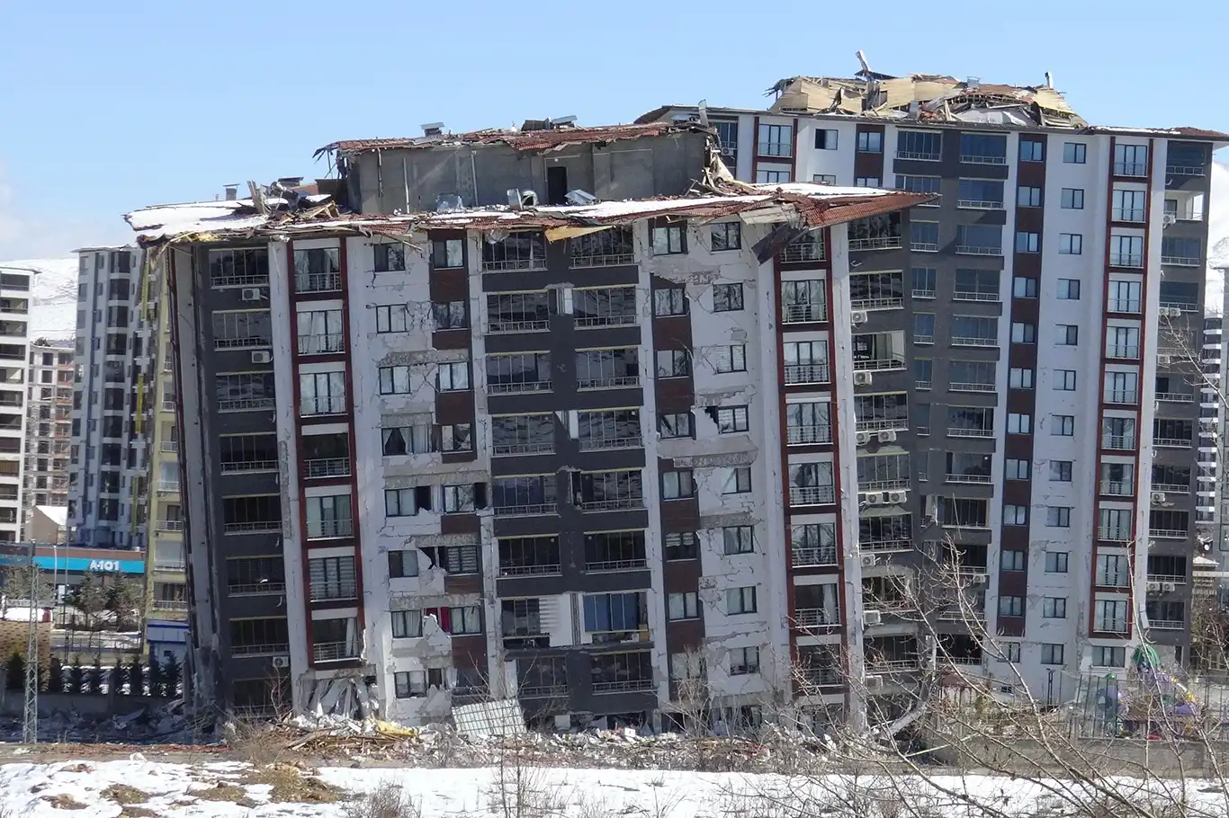 Malatya’da yeni yapılan binaların bir kısmı yıkılırken, bir çoğu da ağır hasar gördü