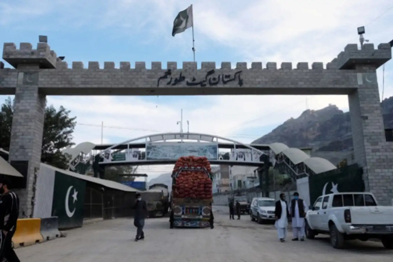 Afganistan ile Pakistan arasındaki sınır kapısı yeniden açıldı Afganistan ile Pakistan arasındaki sınır kapısı yeniden açıldı