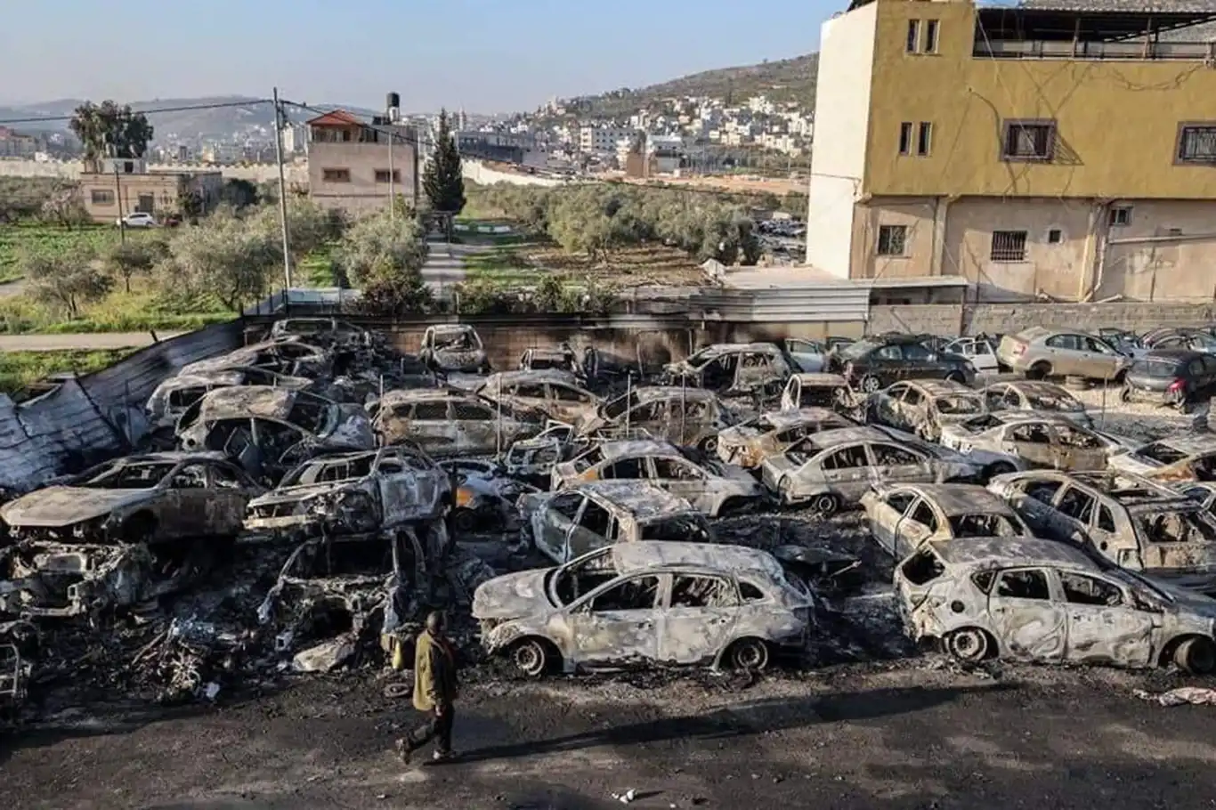 İşgal rejimi, Yahudi çetelerin savaş alanına çevirdiği Nablus'u kuşatmaya aldı