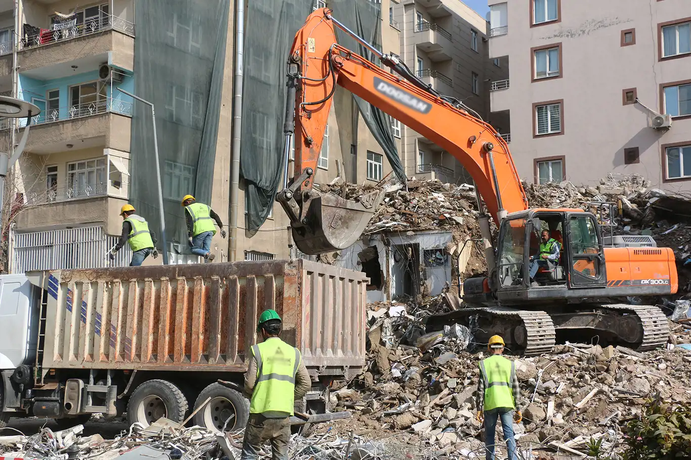 Zorlu ve tehlikeli şartlar altında mesleklerini yapıyorlar Zorlu ve tehlikeli şartlar altında mesleklerini yapıyorlar