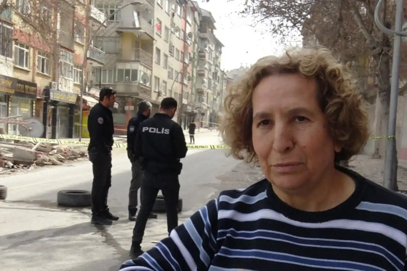Hasarlı evinin kapısı açılmayınca geri döndü ve evi yıkıldı! Hasarlı evinin kapısı açılmayınca geri döndü ve evi yıkıldı!