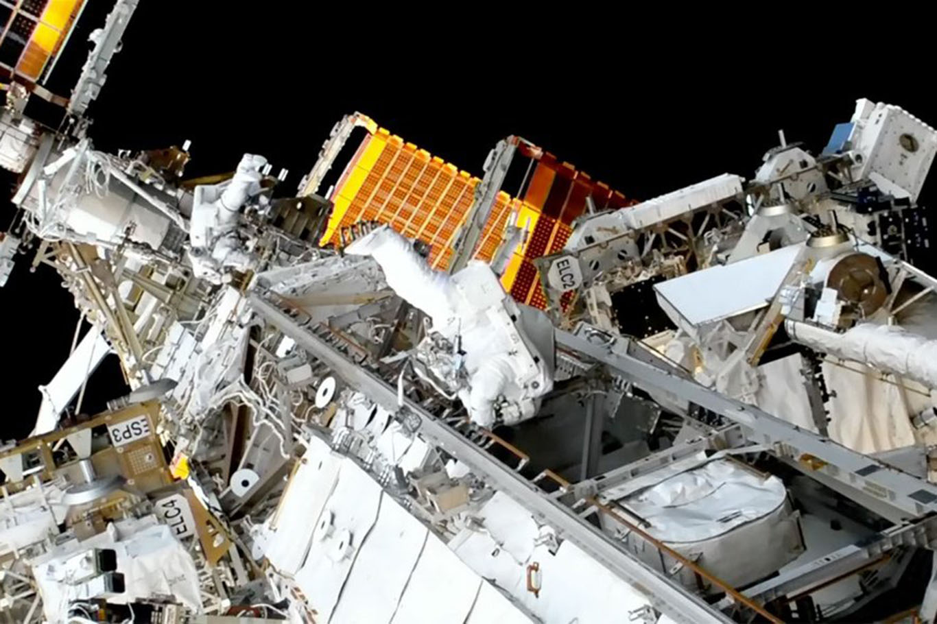 Astronotlar, güneş panellerinin kurulumu için çıktığı uzay yürüyüşünü tamamladı