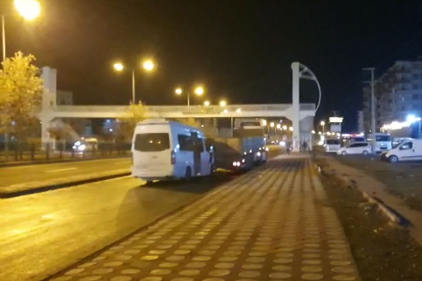 Diyarbakır'da minibüs, park halindeki tıra çarptı: 3 yaralı