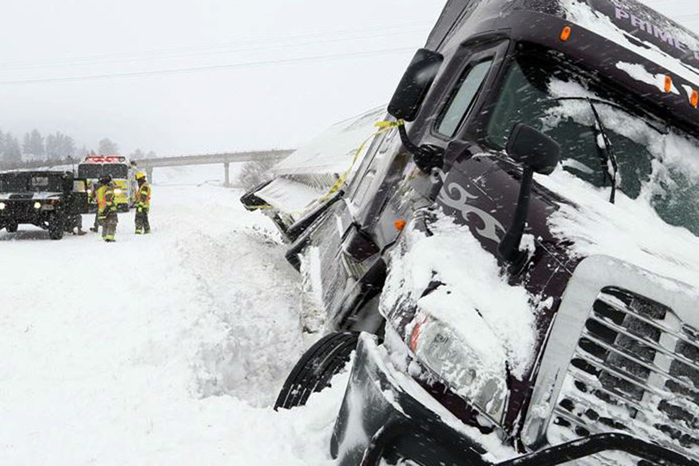 به علت طوفان برف در راه های آمریکا 9 نفر جان باختند
