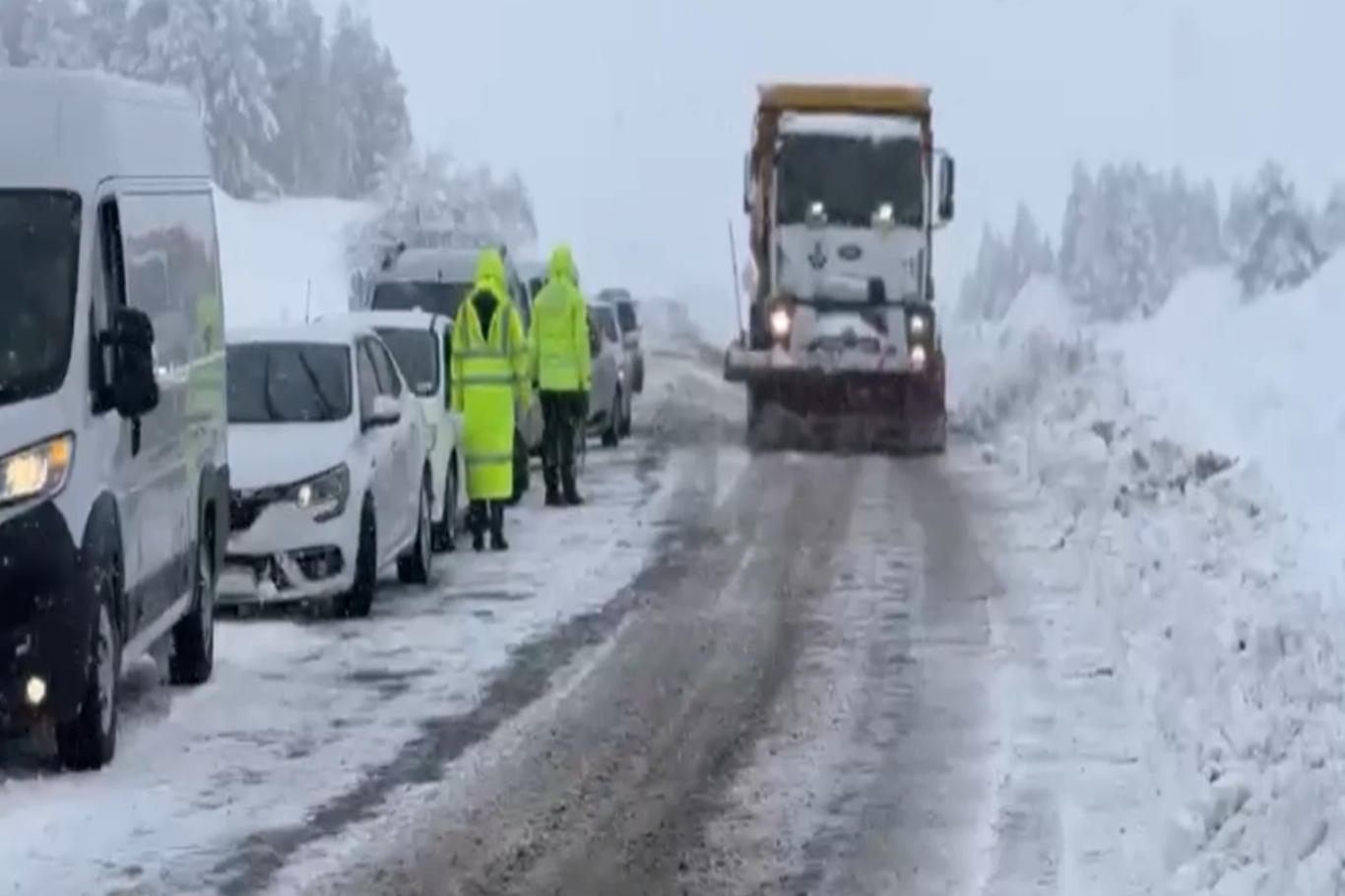 Bingöl’de kardan dolayı kapanan köy yolları için çalışmalar sürüyor