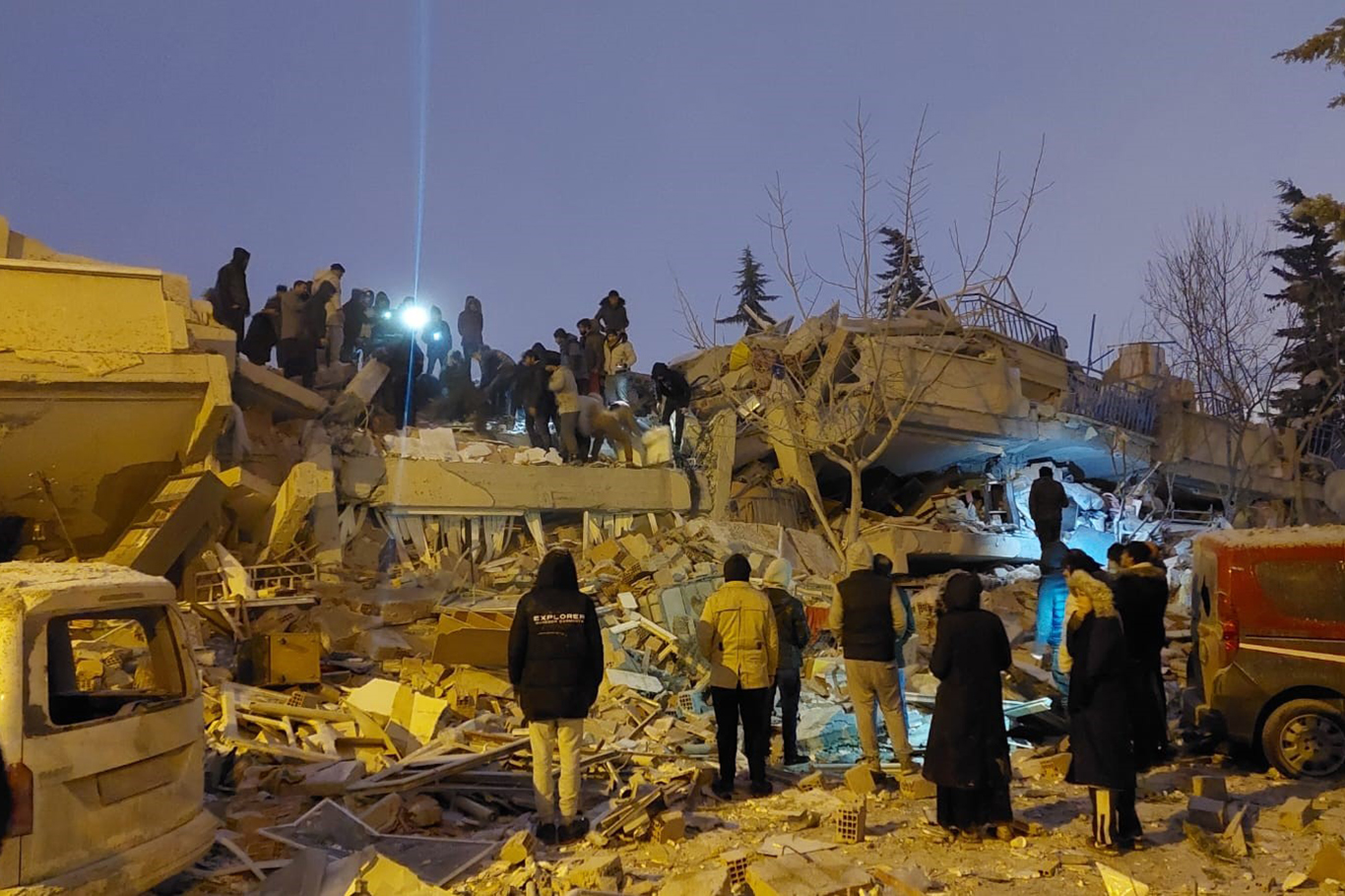 Depremde vefat edenlerin sayısı 1014’e yükseldi Depremde vefat edenlerin sayısı 1014’e yükseldi
