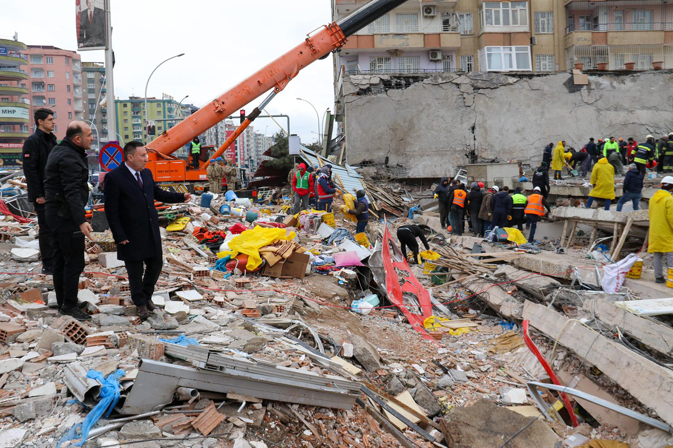 Bağlar Belediyesi Başkanı Beyoğlu: Enkazdan bir kişi daha kurtarıldı 