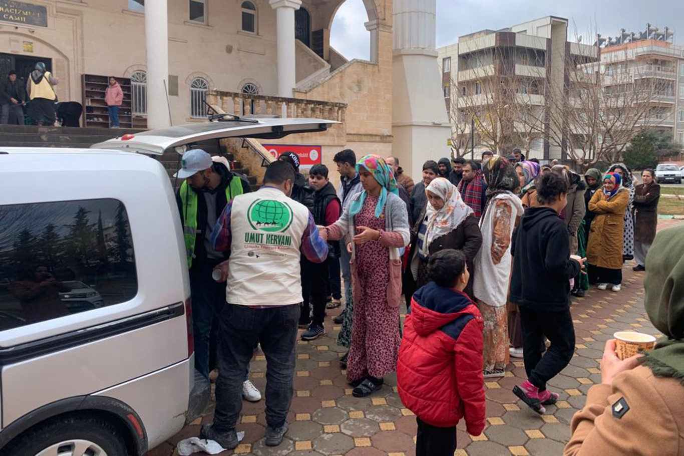 Umut Kervanı Şanlıurfa'da park, cami, çadır kent ve enkaz alanlarında çalışanlara sıcak çorba dağıtımı yapıyor Umut Kervanı Şanlıurfa'da park, cami, çadır kent ve enkaz alanlarında çalışanlara sıcak çorba dağıtımı yapıyor