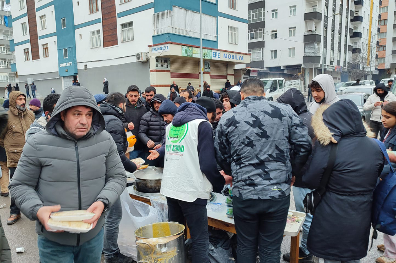 Umut Kervanı Vakfı depremzedelere çorba ikramında bulundu Umut Kervanı Vakfı depremzedelere çorba ikramında bulundu