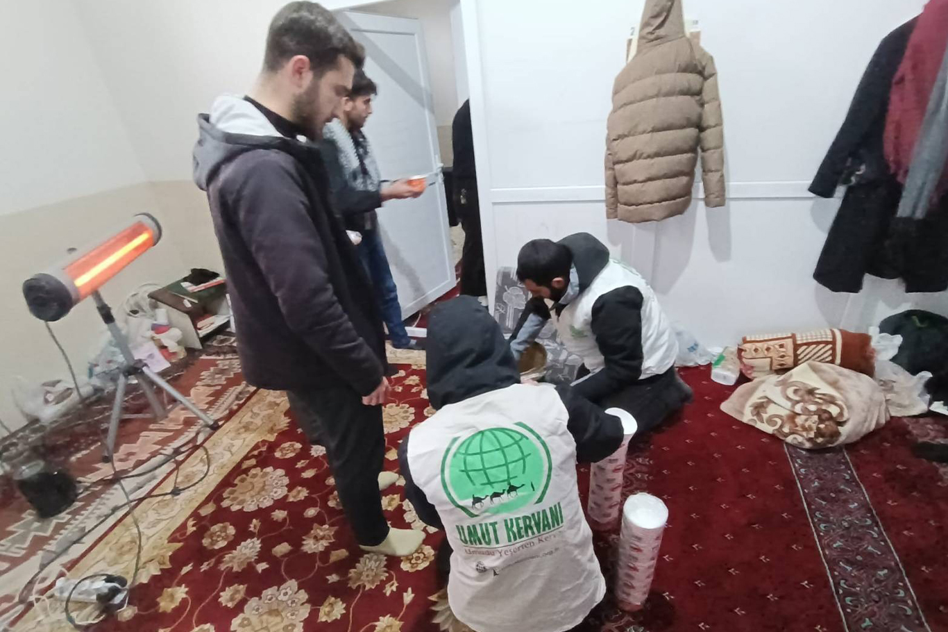 Umut Kervanı Vakfı depremzedelere çorba ikramında bulundu Umut Kervanı Vakfı depremzedelere çorba ikramında bulundu