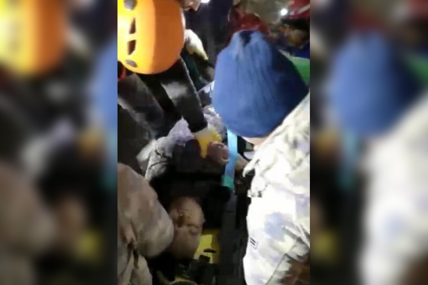 Enkazdan 44 saat sonra çıkarılan kadının ilk isteği "su" oldu Enkazdan 44 saat sonra çıkarılan kadının ilk isteği "su" oldu