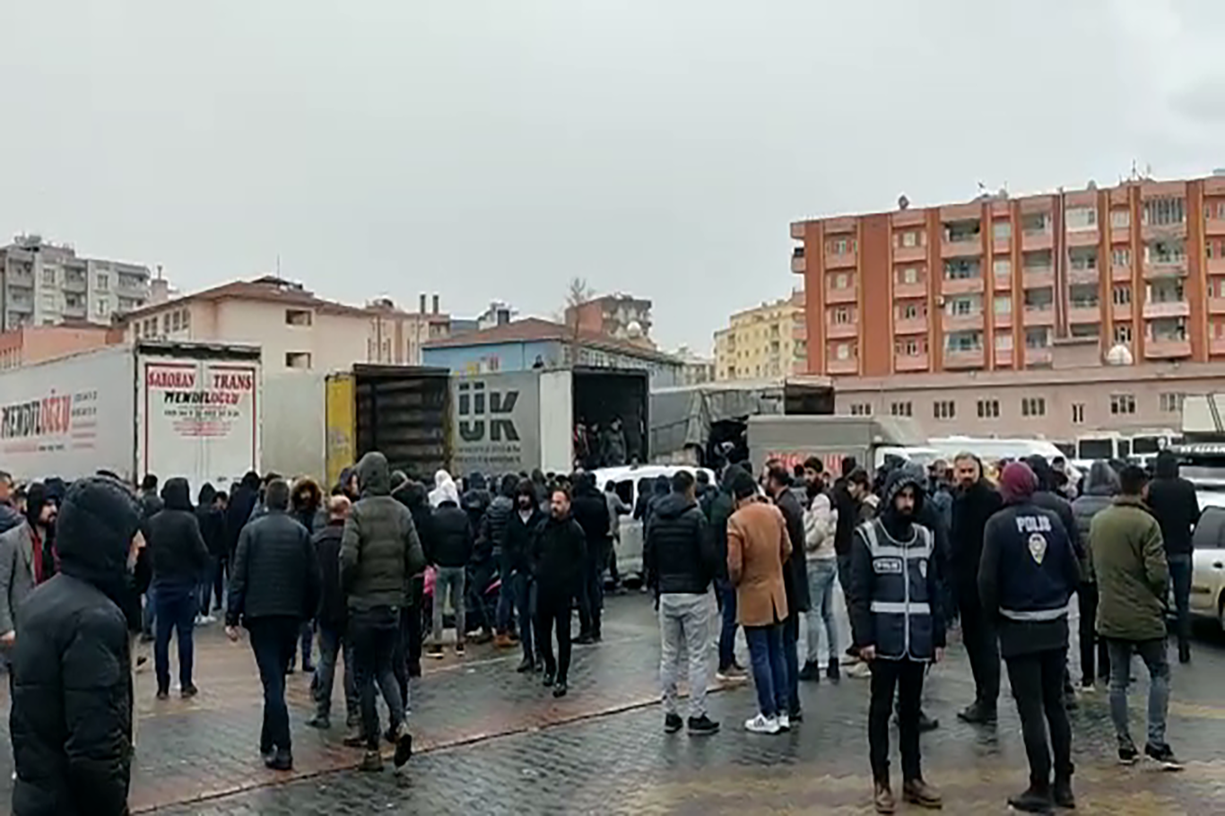 Mardin'de deprem bölgeleri için 20 tıra yakın yardım toplandı Mardin'de deprem bölgeleri için 20 tıra yakın yardım toplandı