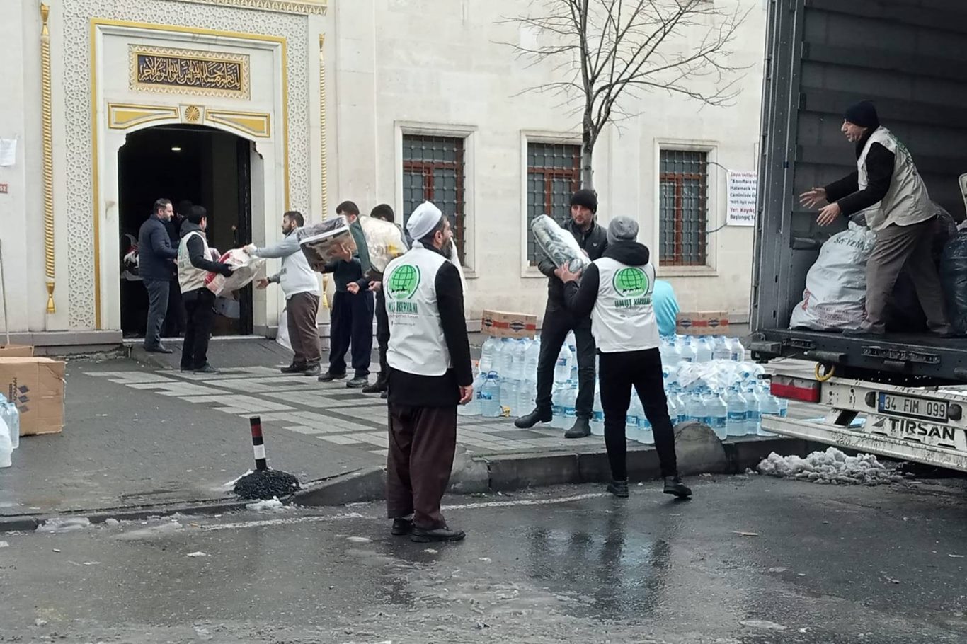 Umut Kervanı Vakfı İstanbul'dan deprem bölgesi Adıyaman'a bir TIR insani yardım gönderdi