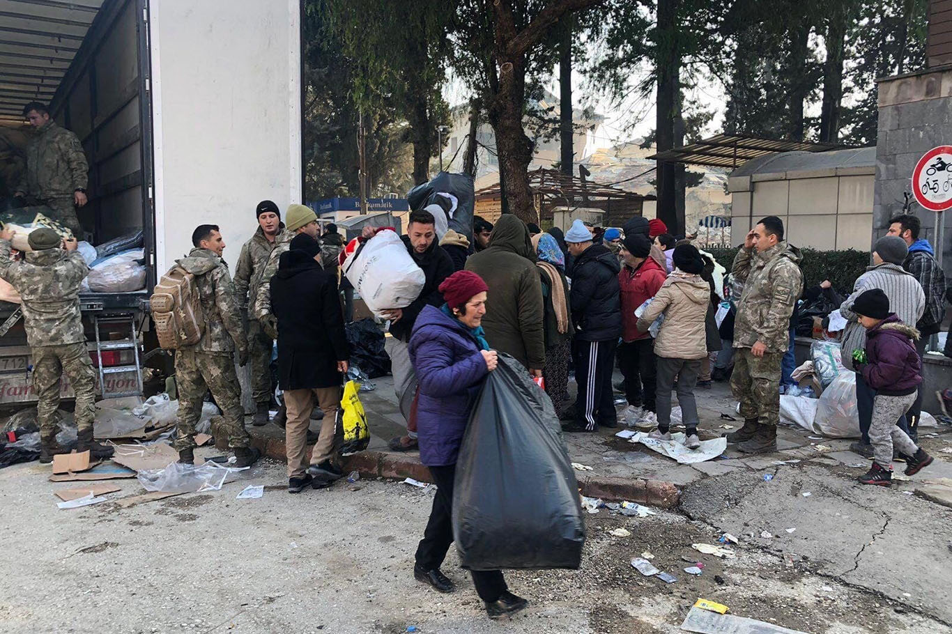 Deprem bölgelerinden ayrılmak isteyenler için tahliye noktaları oluşturuldu