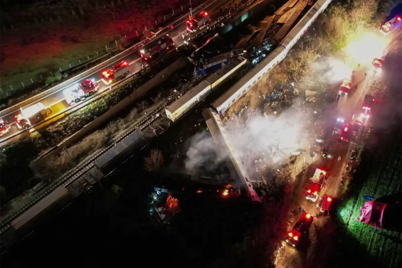 Yunanistan'da iki tren çarpıştı: 32 kişi öldü, 100'e yakın kişi yaralandı
