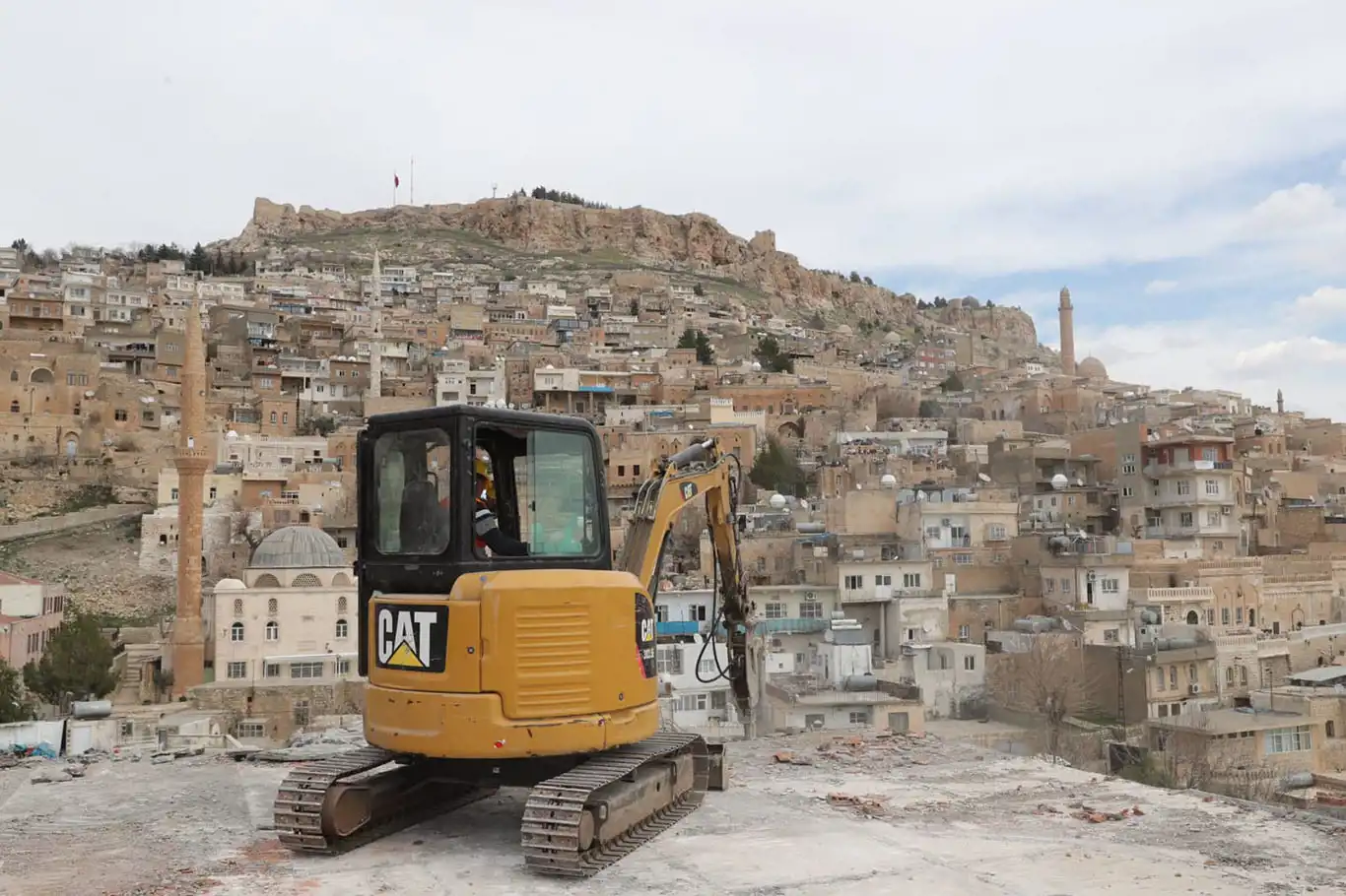 Mardin'in dokusunu bozan betonarme binaların yıkımı sürüyor