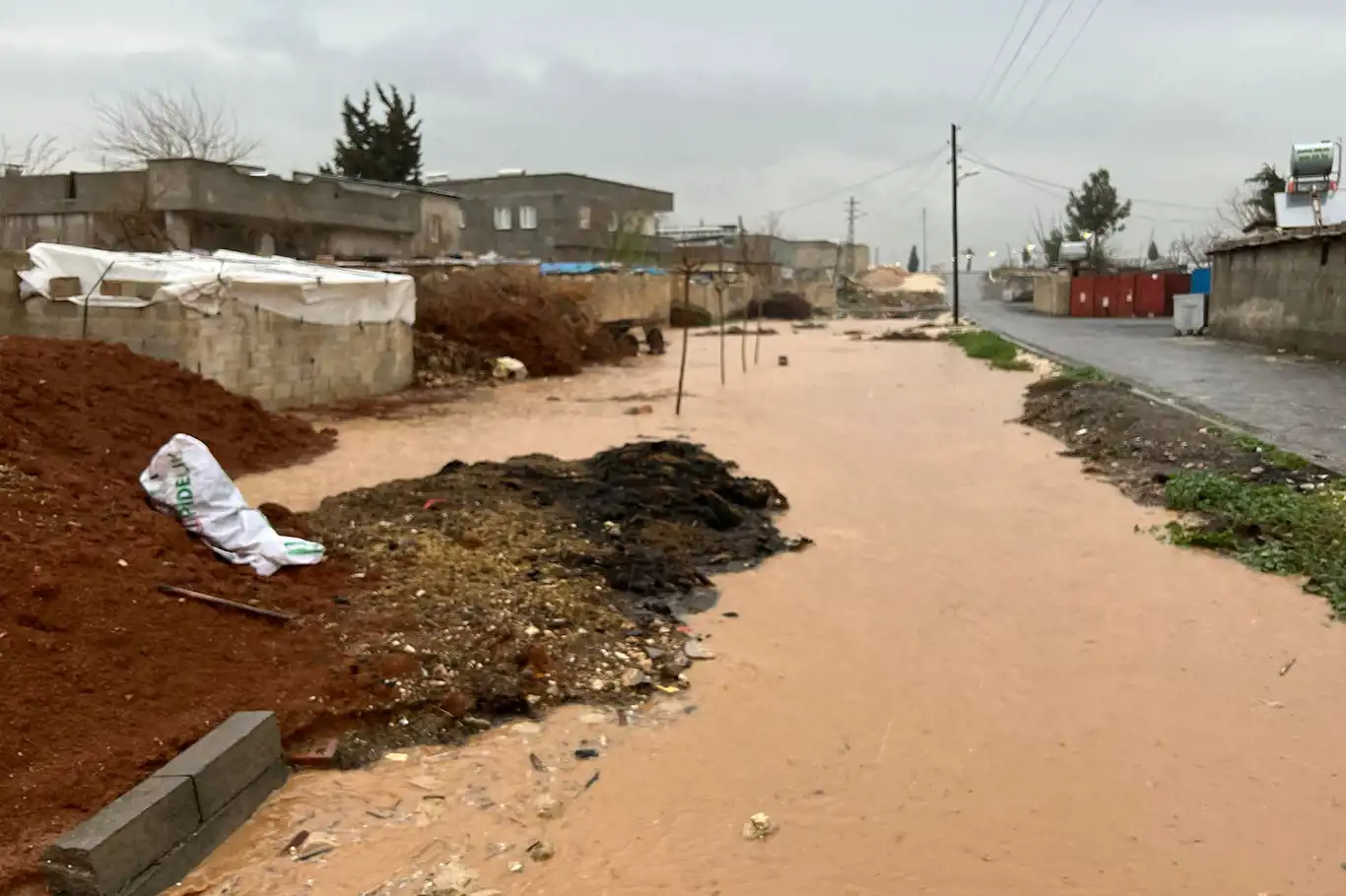 Li Rihayê ji ber barana zêde gelek avahî û kolan di bin avê de man