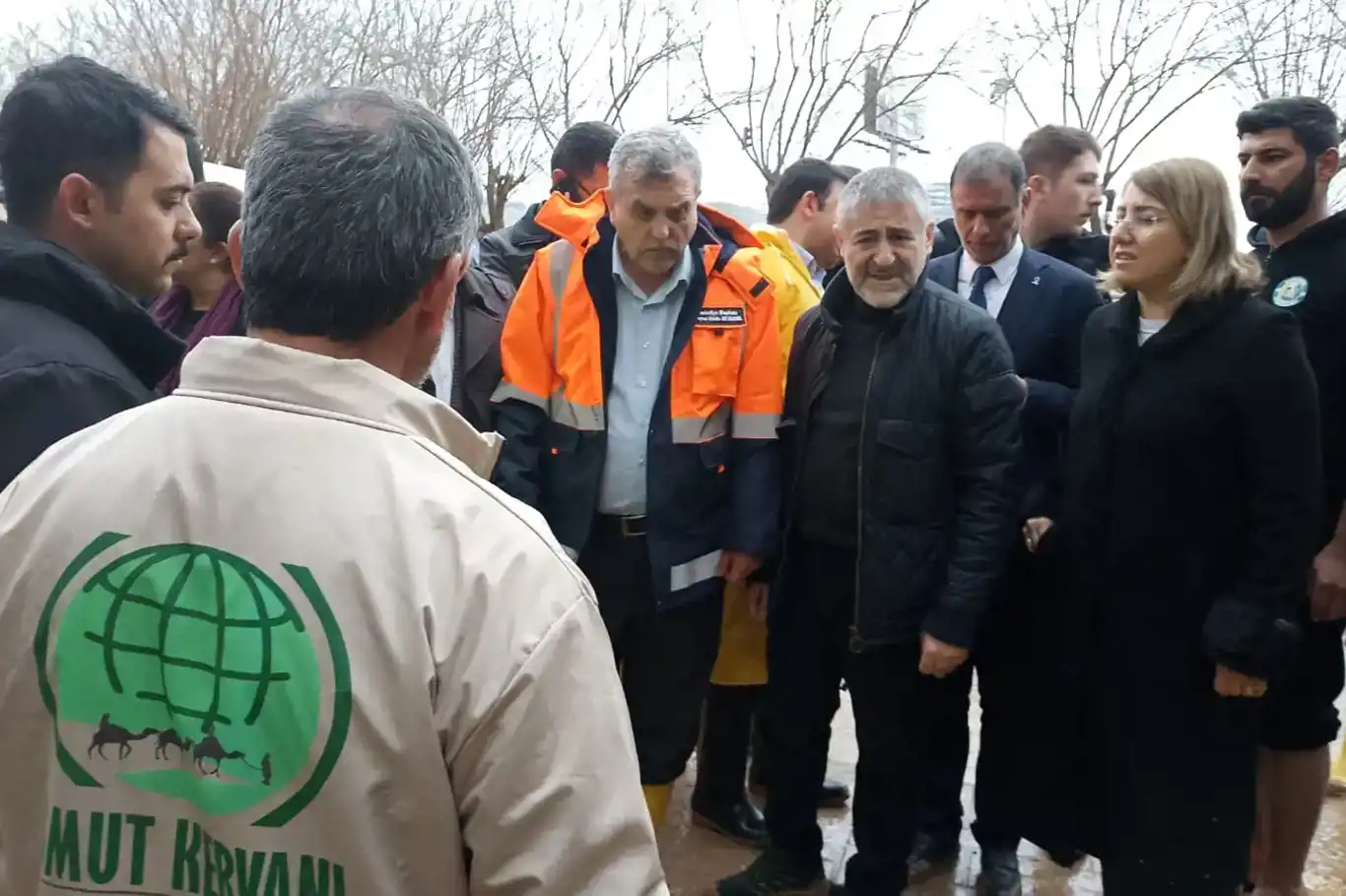Wezîr Nebatî çû serdana Karwana Hêvîyê ya ku ji lehîyê zirar dîtibû Wezîr Nebatî çû serdana Karwana Hêvîyê ya ku ji lehîyê zirar dîtibû