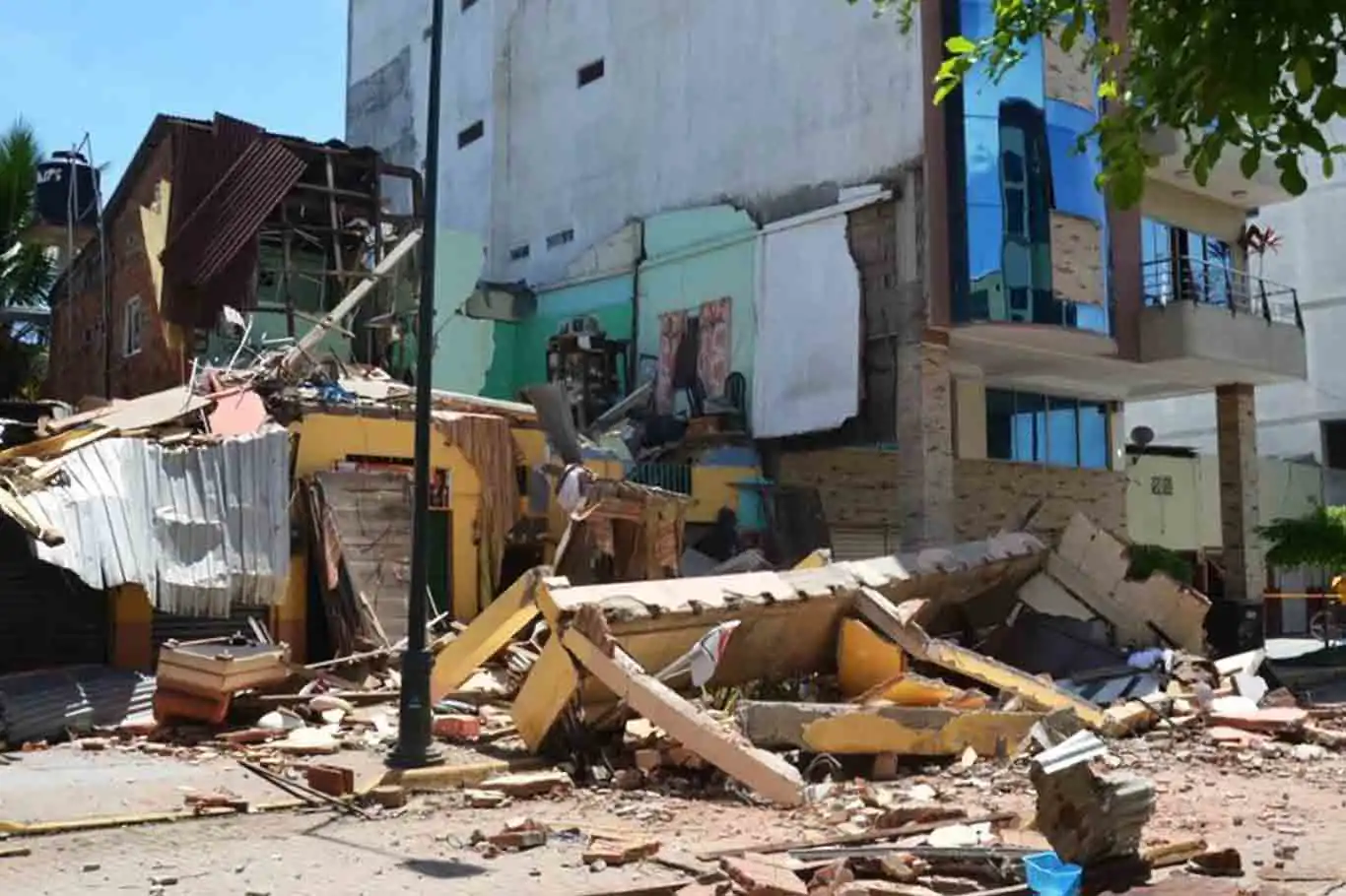 Ekvador'daki depremde ölü sayısı 14'e yükseldi