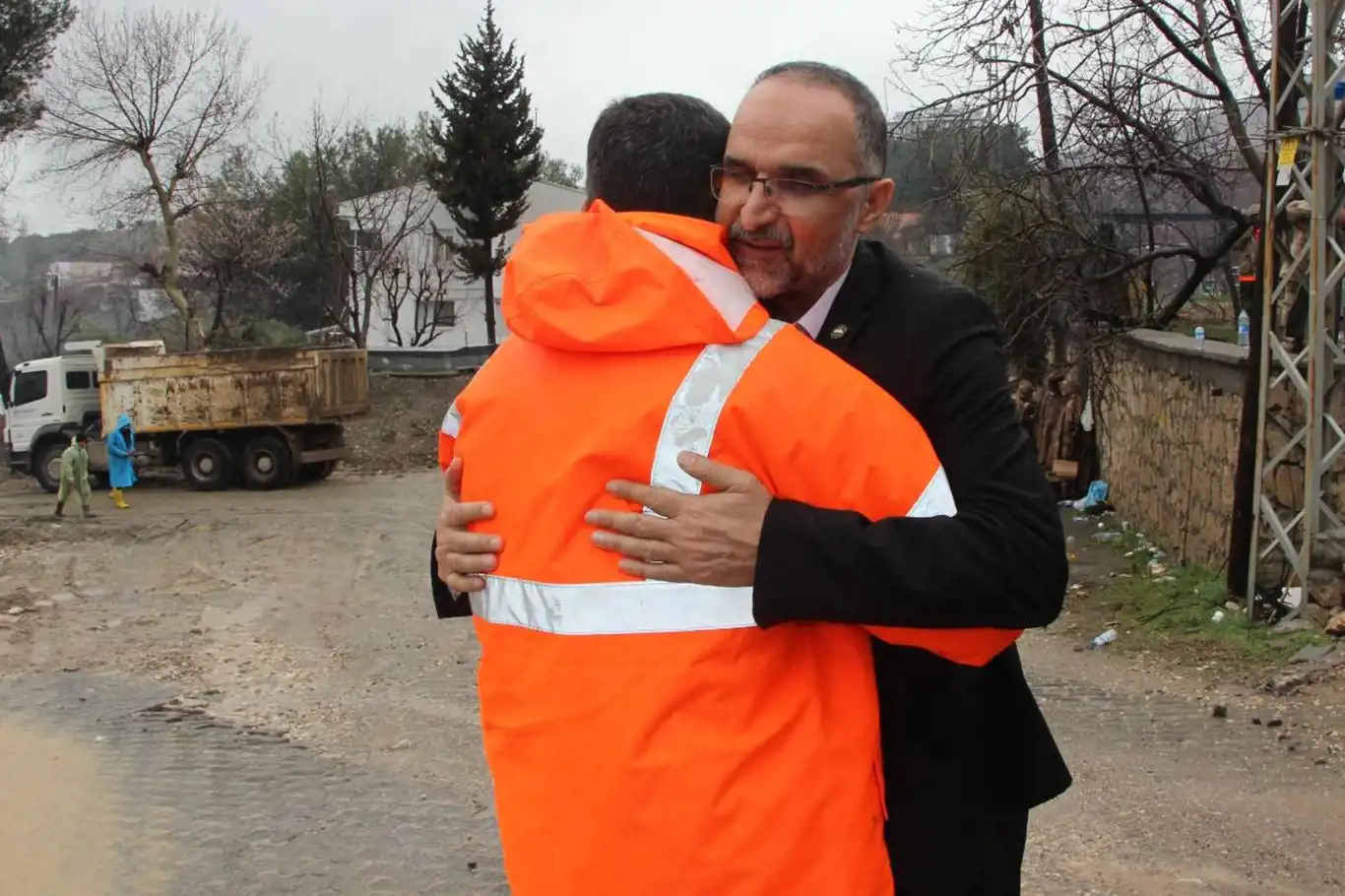 HUDA PARê çû serdana malbata dayik û qîza wê ya ku di lehîyê de winda bûn HUDA PARê çû serdana malbata dayik û qîza wê ya ku di lehîyê de winda bûn