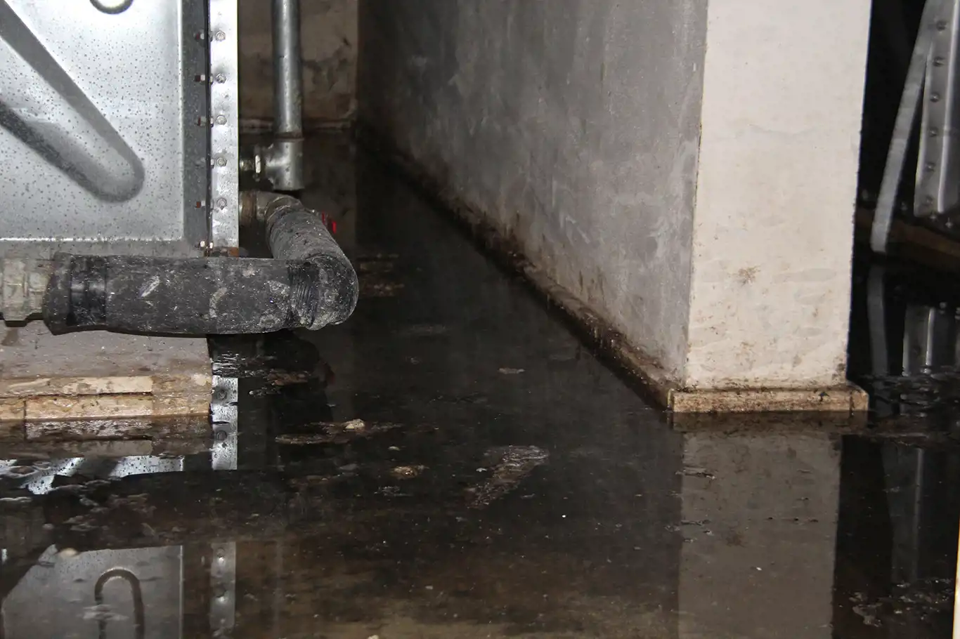 Zemini sürekli su alan apartman, vatandaşı tedirgin ediyor Zemini sürekli su alan apartman, vatandaşı tedirgin ediyor