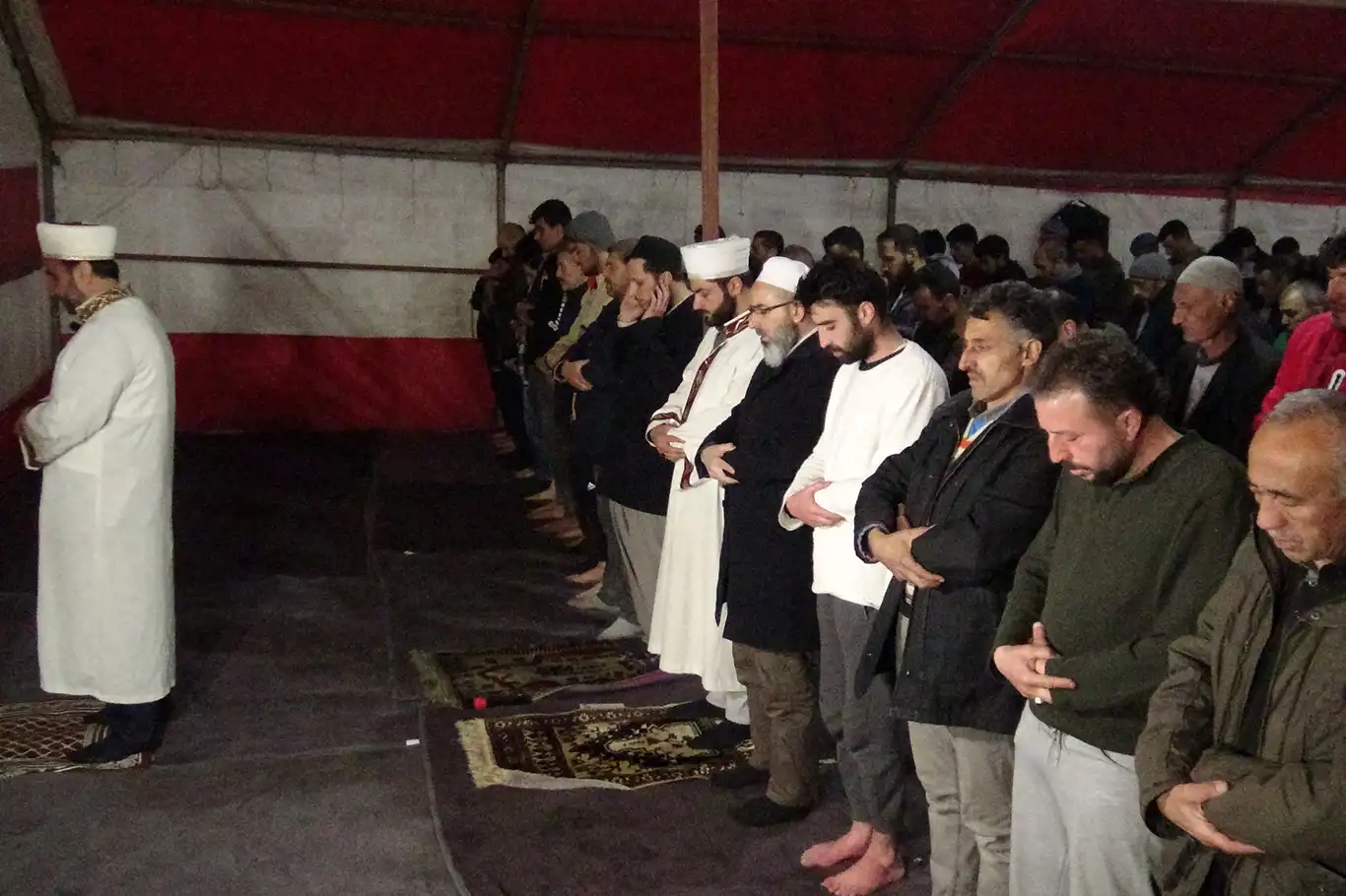 Depremin vurduğu Malatya’da ilk teravih namazı mescit çadırlarda ihya edildi Depremin vurduğu Malatya’da ilk teravih namazı mescit çadırlarda ihya edildi
